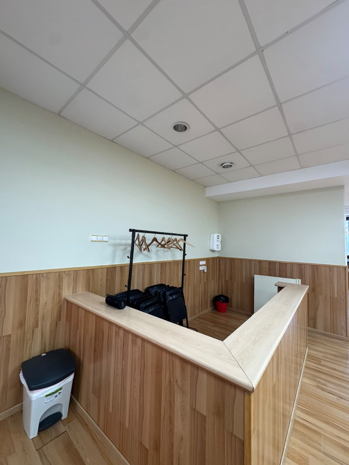 Rebedor de l'entrada amb penjador per deixar abrics i sabates